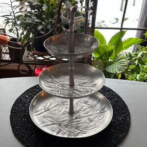 Everlast Silver Leaf Pattern Tiered Tray